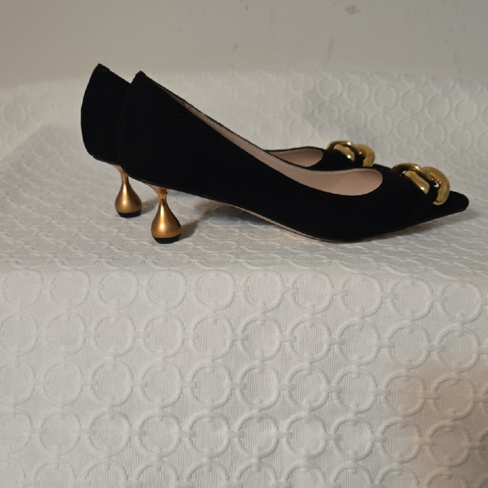 XYD Black and Gold Artistic Heel Pumps